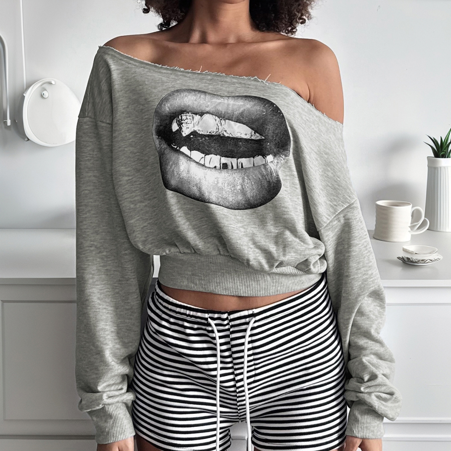 Lips Print Gray Cut Top Short Sweatshirt - Image 3